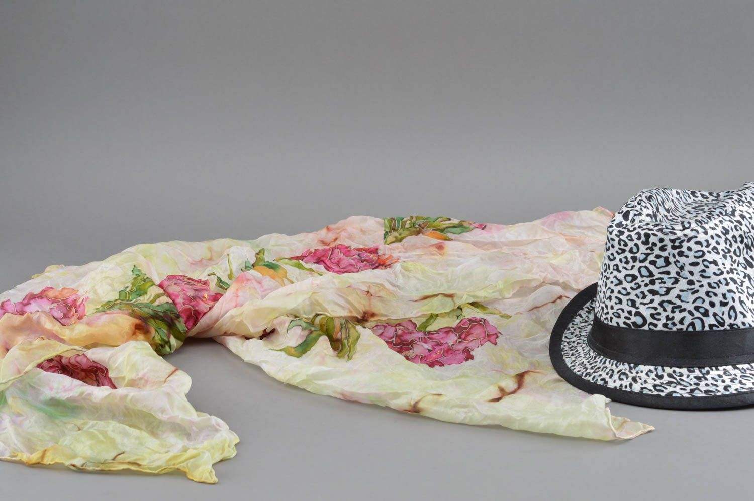 Шелковая шаль с цветами расписанная в технике холодного батика ручной работы фото 1