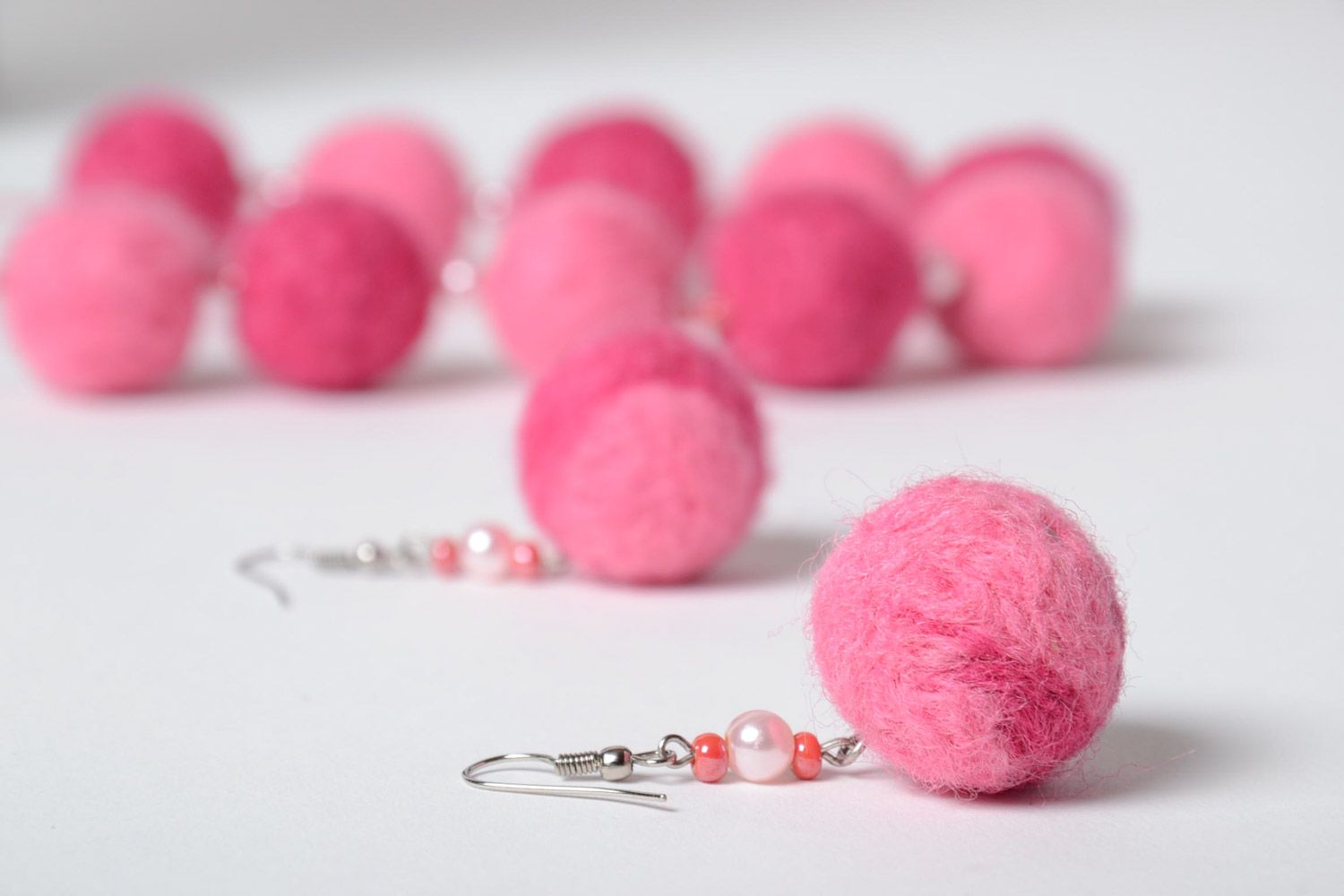 Schönes Schmuck Set Ohrringe und Collier aus Wolle in rosa Farbpalette Handarbeit foto 3