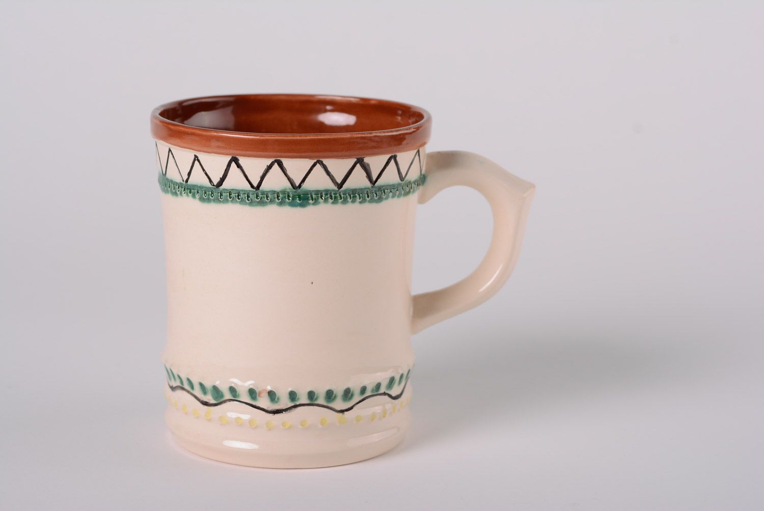 Taza cerámica de arcilla artesanal pequeña clara grande bonita de té foto 1