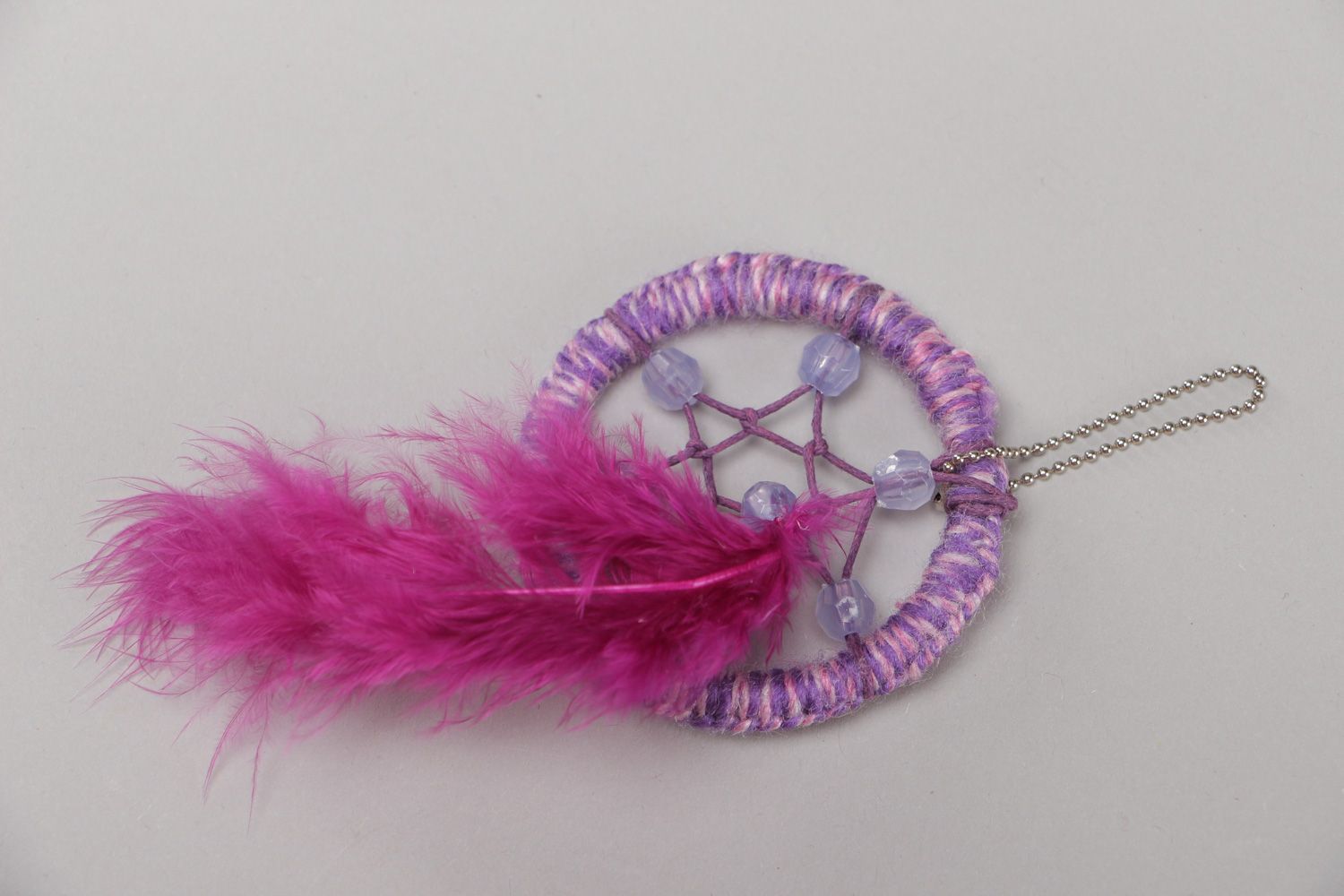 Bijou de sac capteur de rêves couleur lilas fait main avec plume fils à coudre photo 2