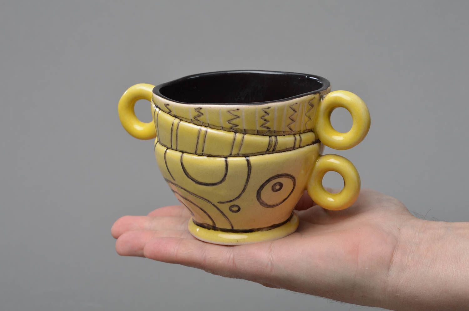 Tasse originale en porcelaine peinte jaune à motif faite main à 3 anses photo 4
