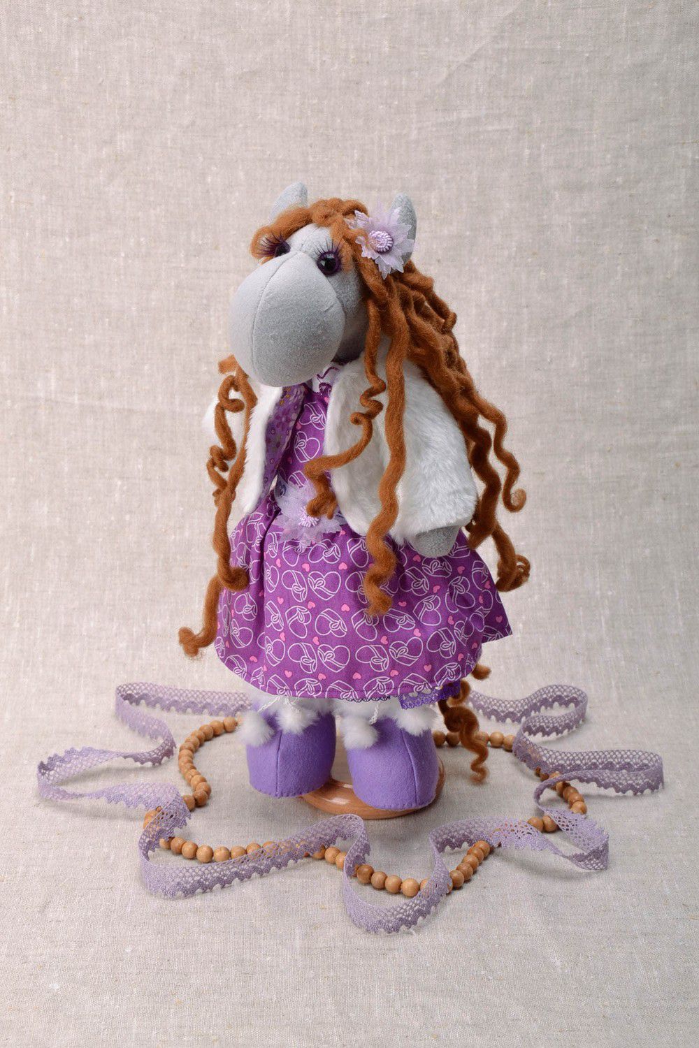 Boneca macio num suporte Cavalo em um vestido lilás foto 5