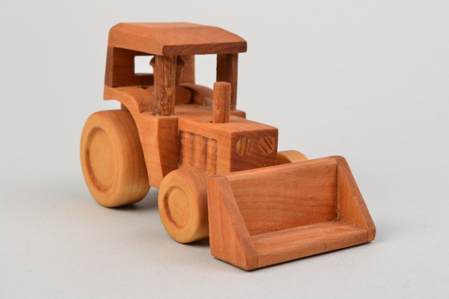 Деревянная игрушка каталка трактор на колесиках пропитанный маслом ручная работа фото 3