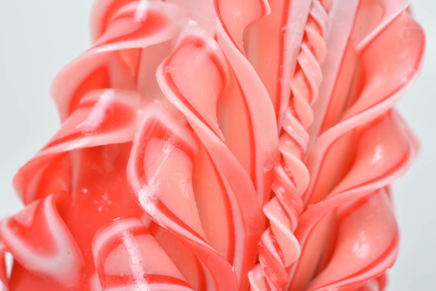 Vela artesanal de parafina tallada pequeña hermosa de color rosa 
 foto 2