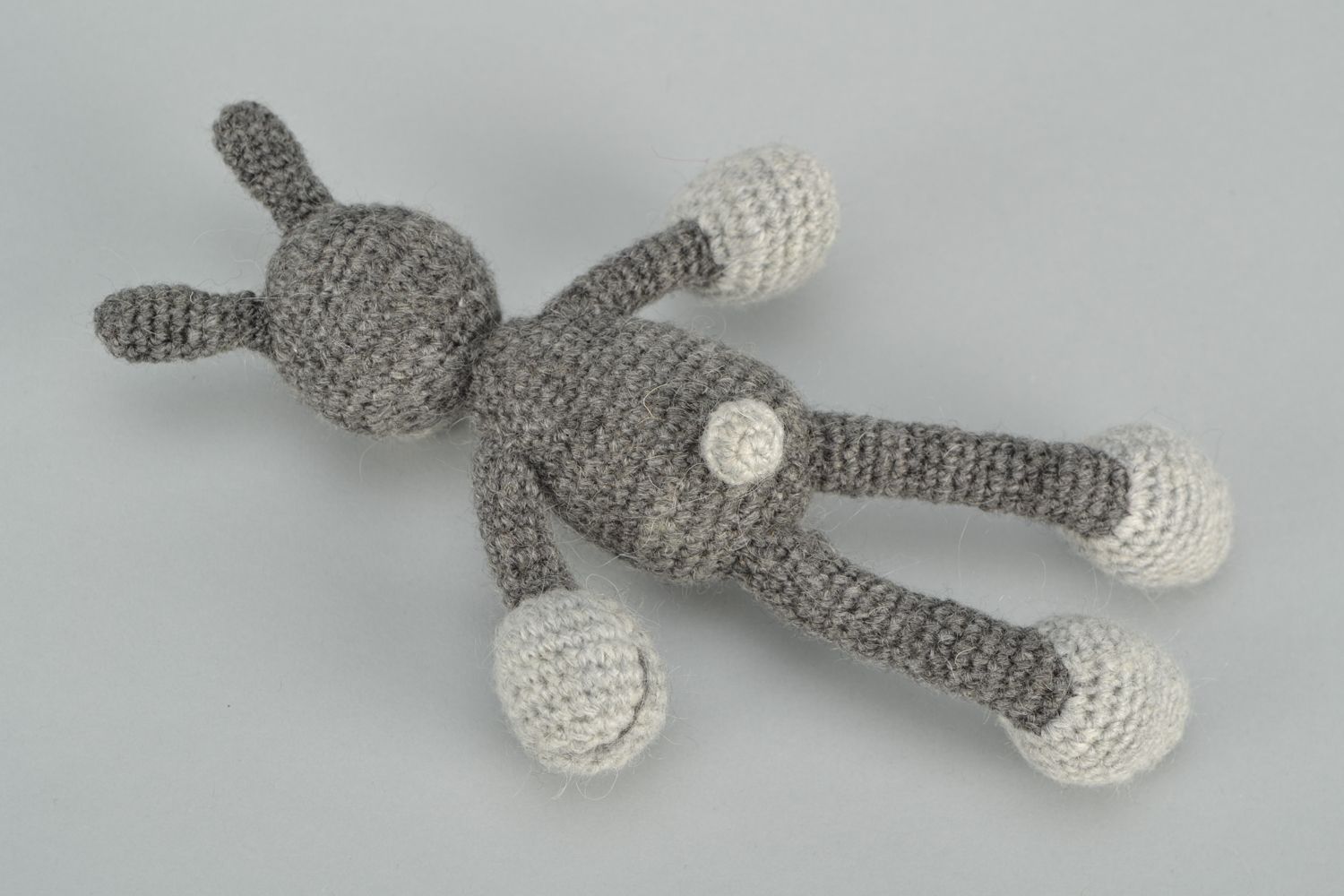Gestricktes Spielzeug handmade Häschen aus Wolle foto 4