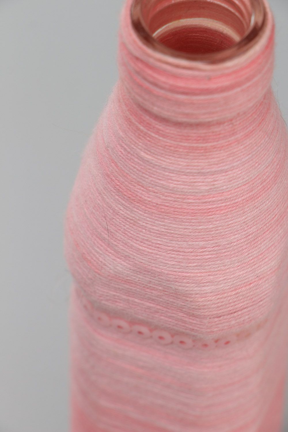 Bouteille déco rose recouverte de fils en coton faite main originale 25 cl photo 3