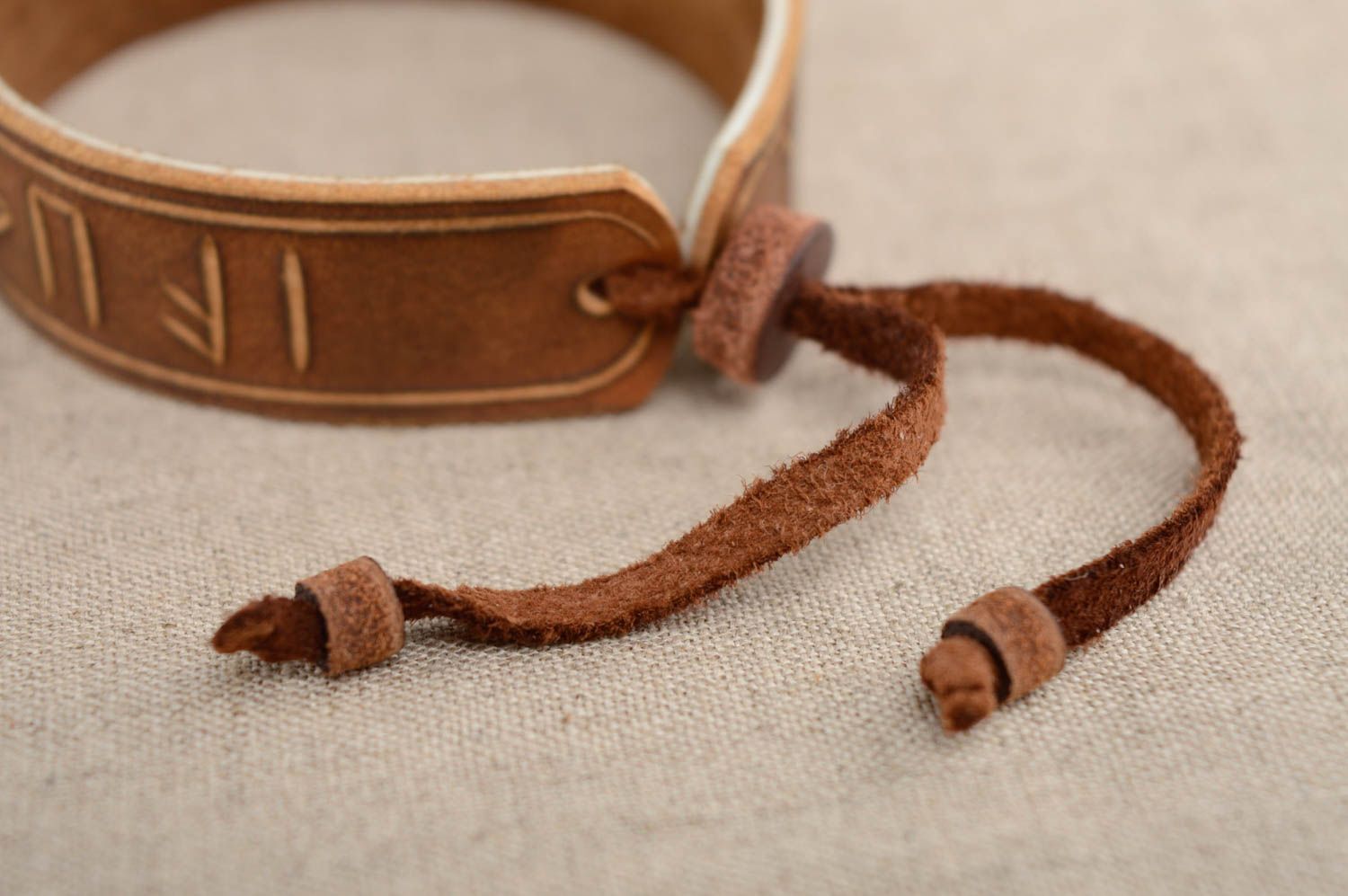 Bracelet en cuir naturel fait main avec runes marron de style ethnique  photo 3