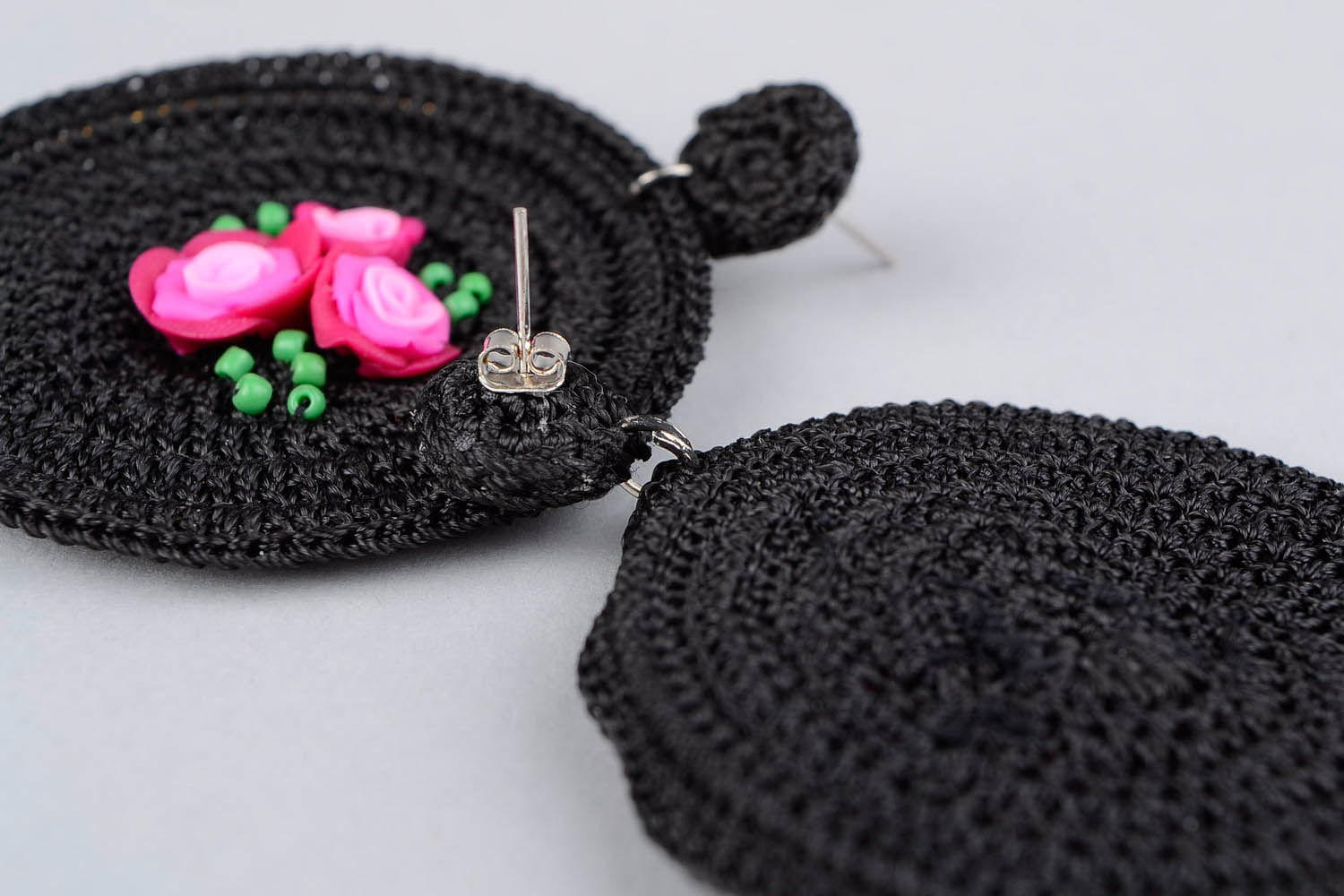 Boucles d'oreilles artisanales tricotées avec roses photo 4