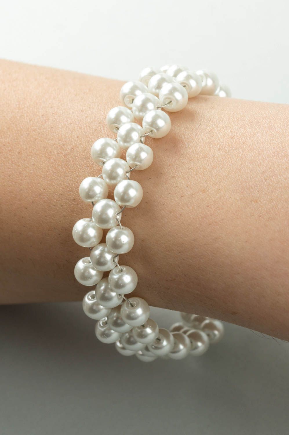 Handmade weißes Armband Perlen Schmuck Frauen Accessoire aus Kunstperlen schön foto 1