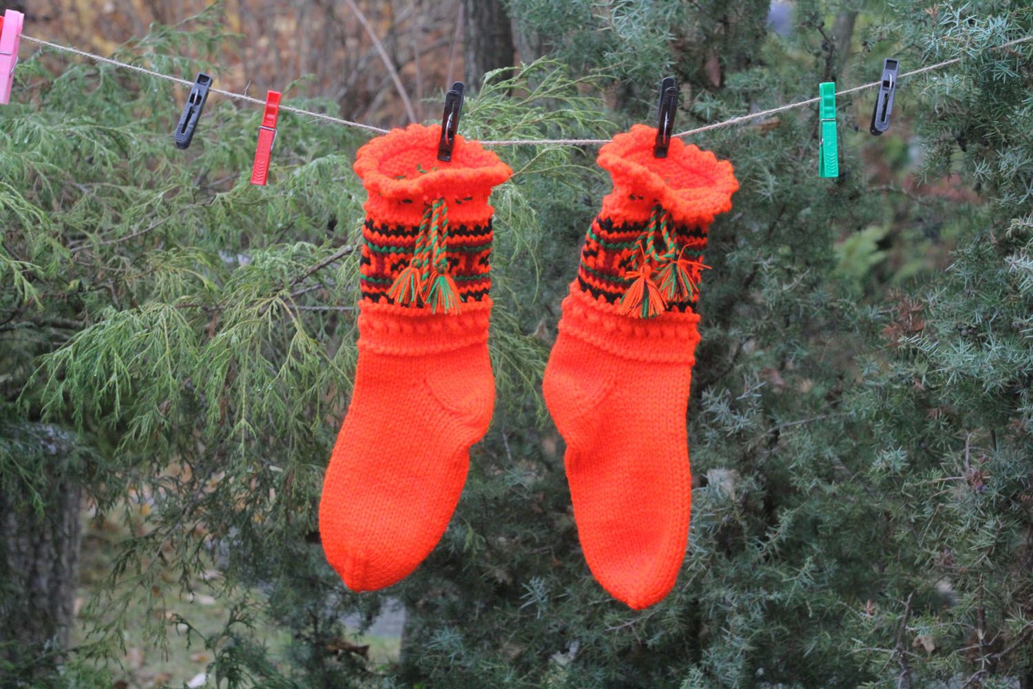 Chaussettes tricotées main en laine naturelle orange photo 1