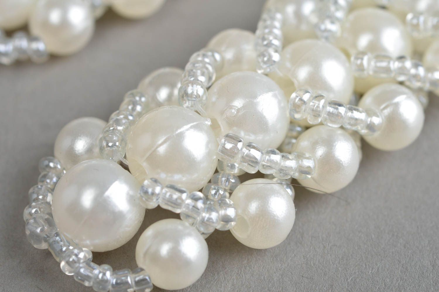 Weiße Gehänge Ohrringe aus Glasperlen und Perlen eizigartig feierlich handmade foto 5