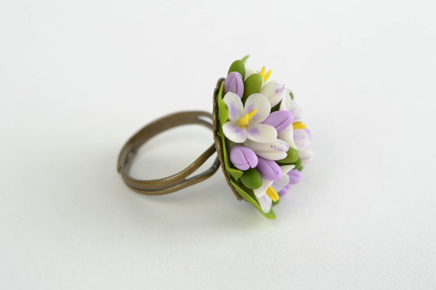 Красивое кольцо из холодного фарфора с маленькими цветами ручной лепки сиреневое фото 3