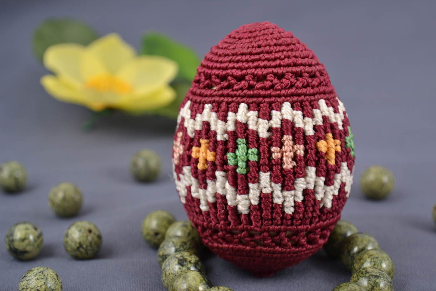 Huevo de Pascua decorado de madera envuelto en hilos de moulimé artesanal  foto 1