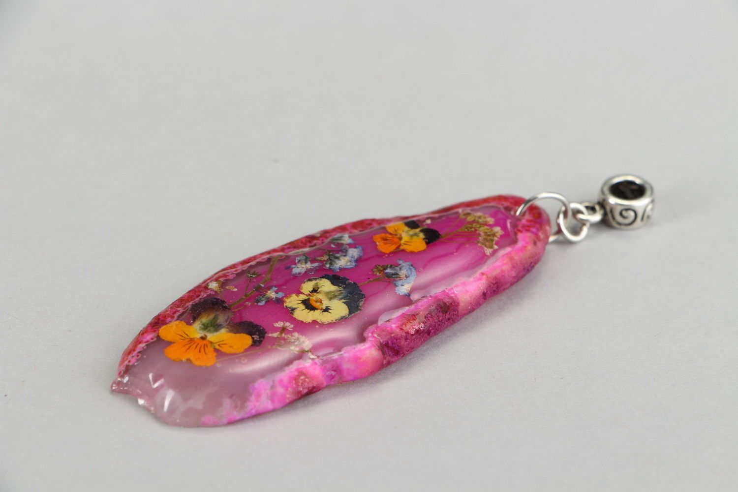 Pendant with natural flowers coated with epoxy Agate and pansies photo 3