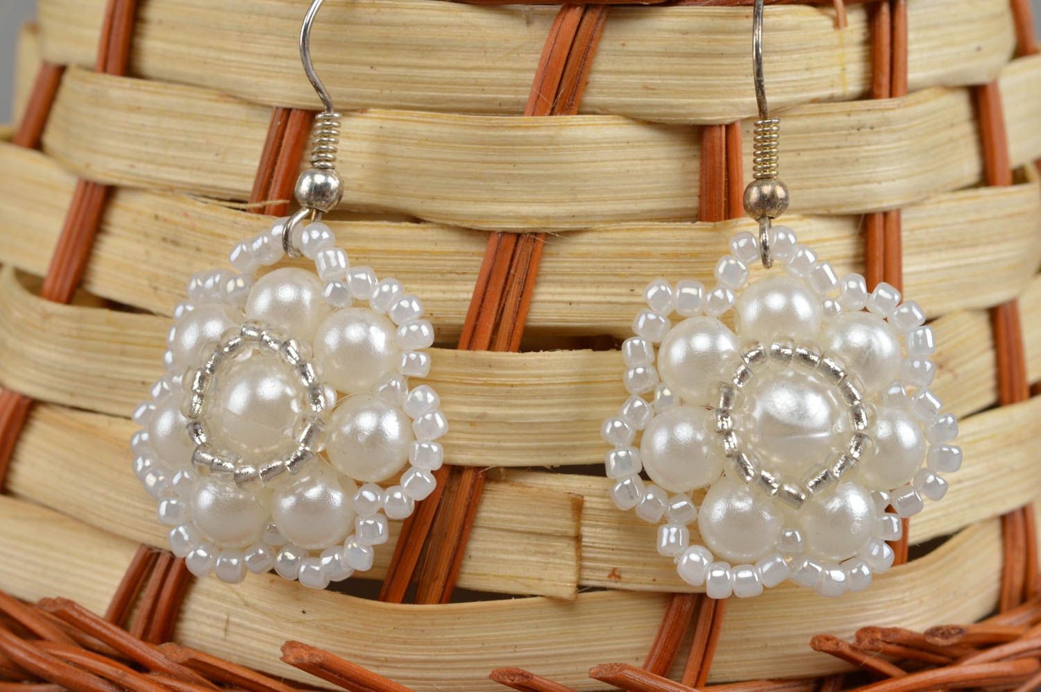 Boucles d'oreilles en perles de rocaille faites main blanches florales photo 1