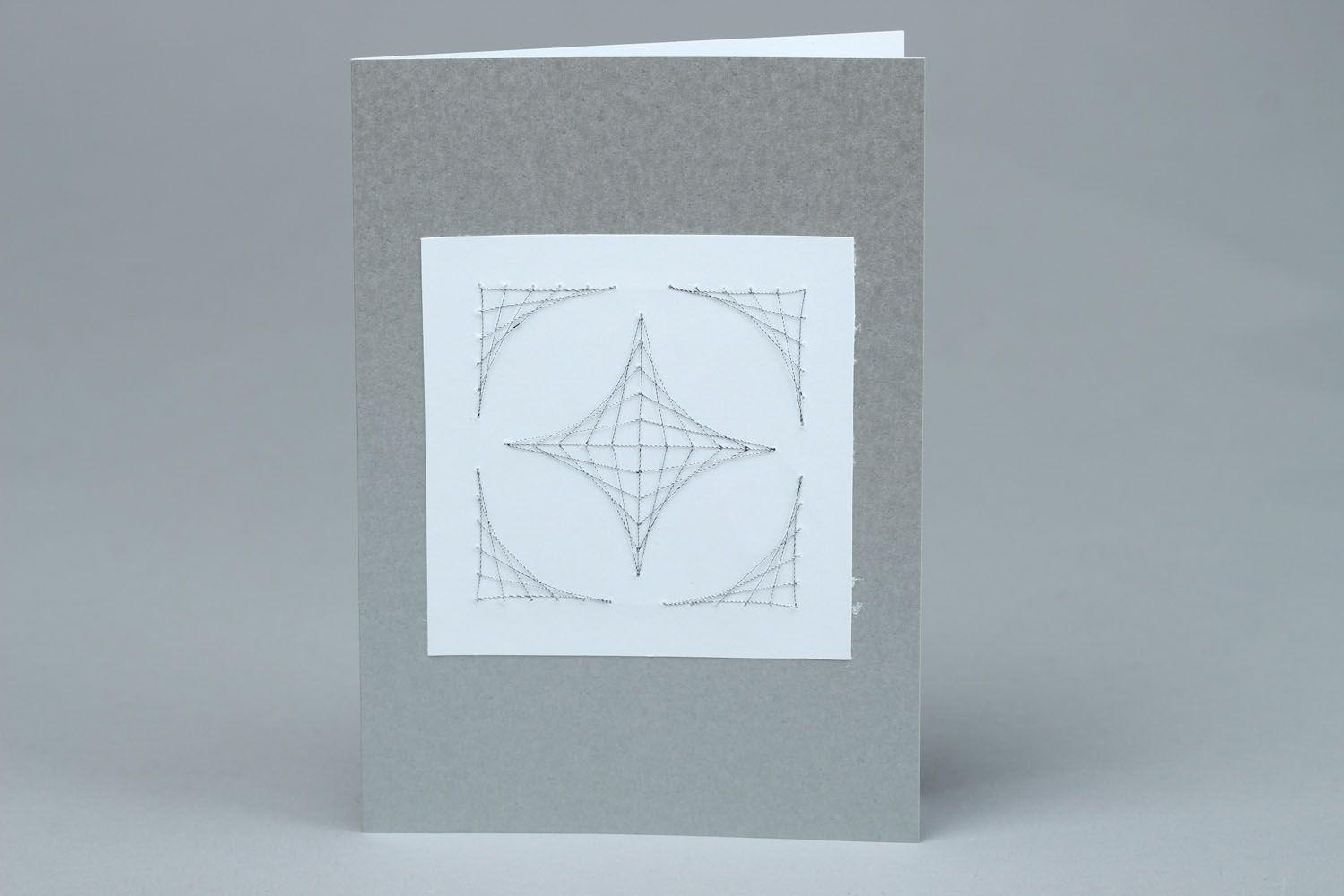 Cartão com linha de desenho artesanal Geometria  foto 1