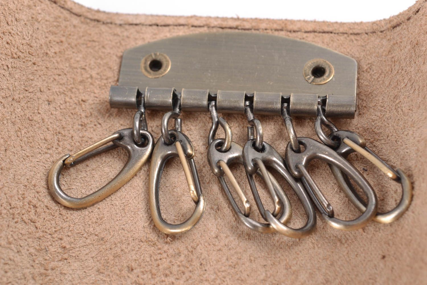Porte-clés en cuir naturel fait main original de couleur brune avec peinture photo 3