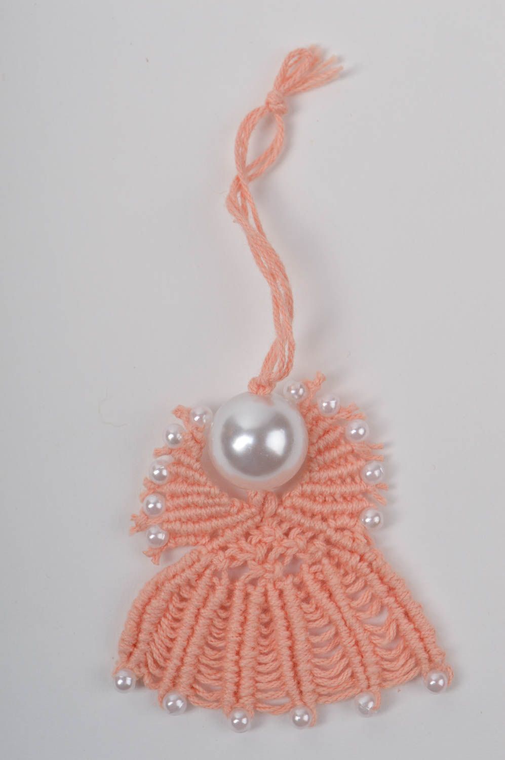 Игрушка ручной работы персиковое новогоднее украшение подвеска ангел с бусинками фото 2