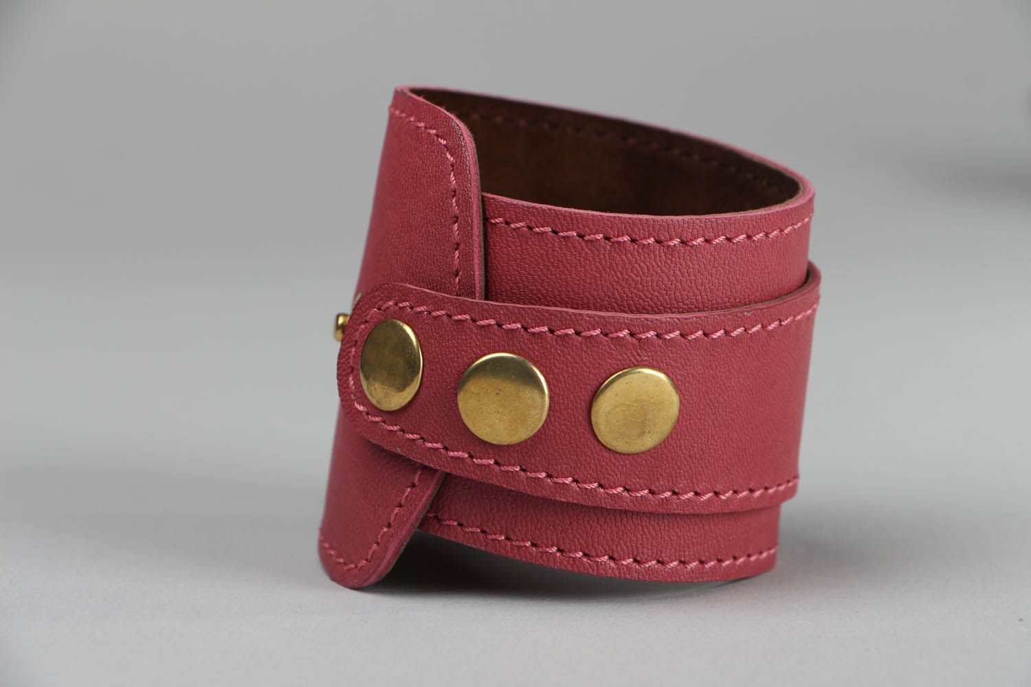 Bracelet en cuir fait main rose photo 2
