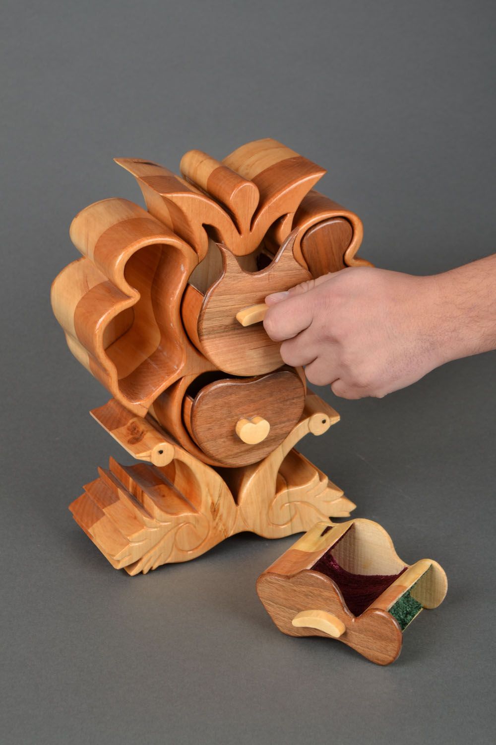 Caja de madera tallada con forma de cisnes foto 2