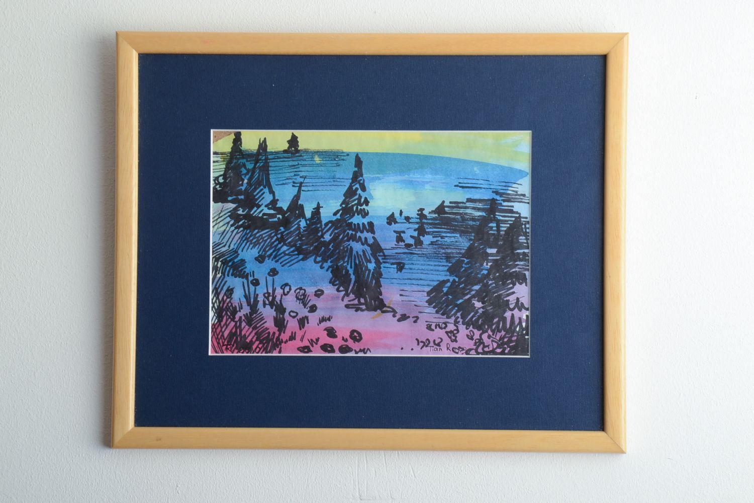 Tableau avec paysage à l'aquarelle et aux surligneurs sur un fond bleu fait main photo 1