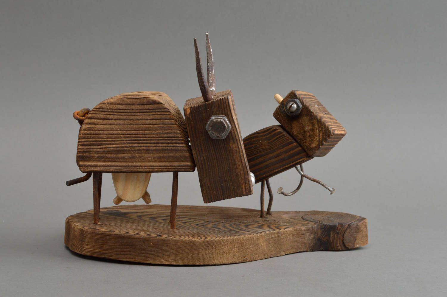 Geschnitzte handgemachte Figurine aus Holz in Form von Tieren für Deko foto 3
