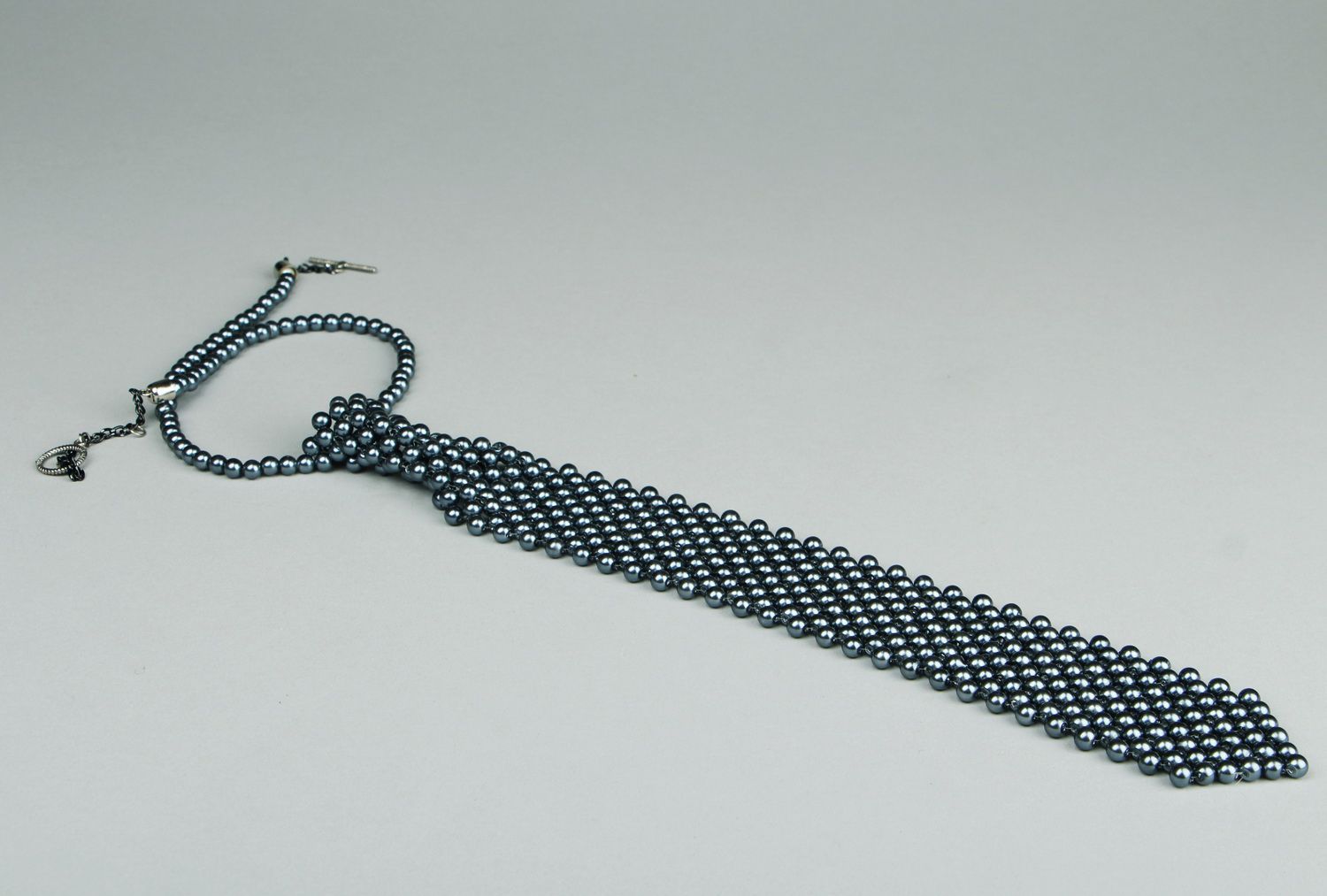 Tie made of artificial pearls photo 2