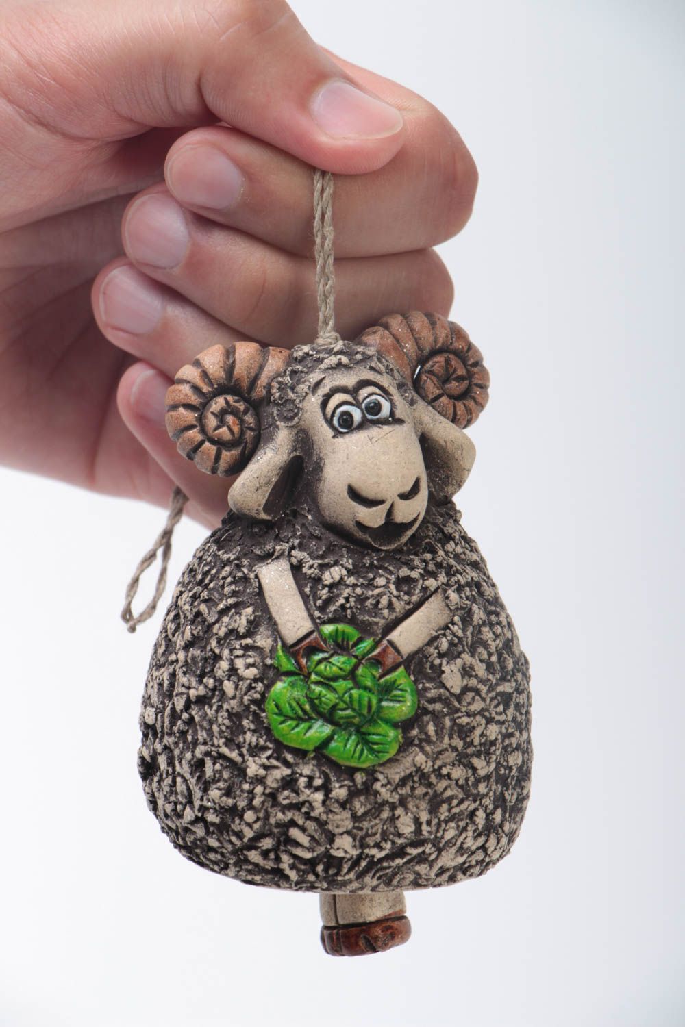 Cloche céramique faite main mouton modelé décoration originale sur cordon photo 5