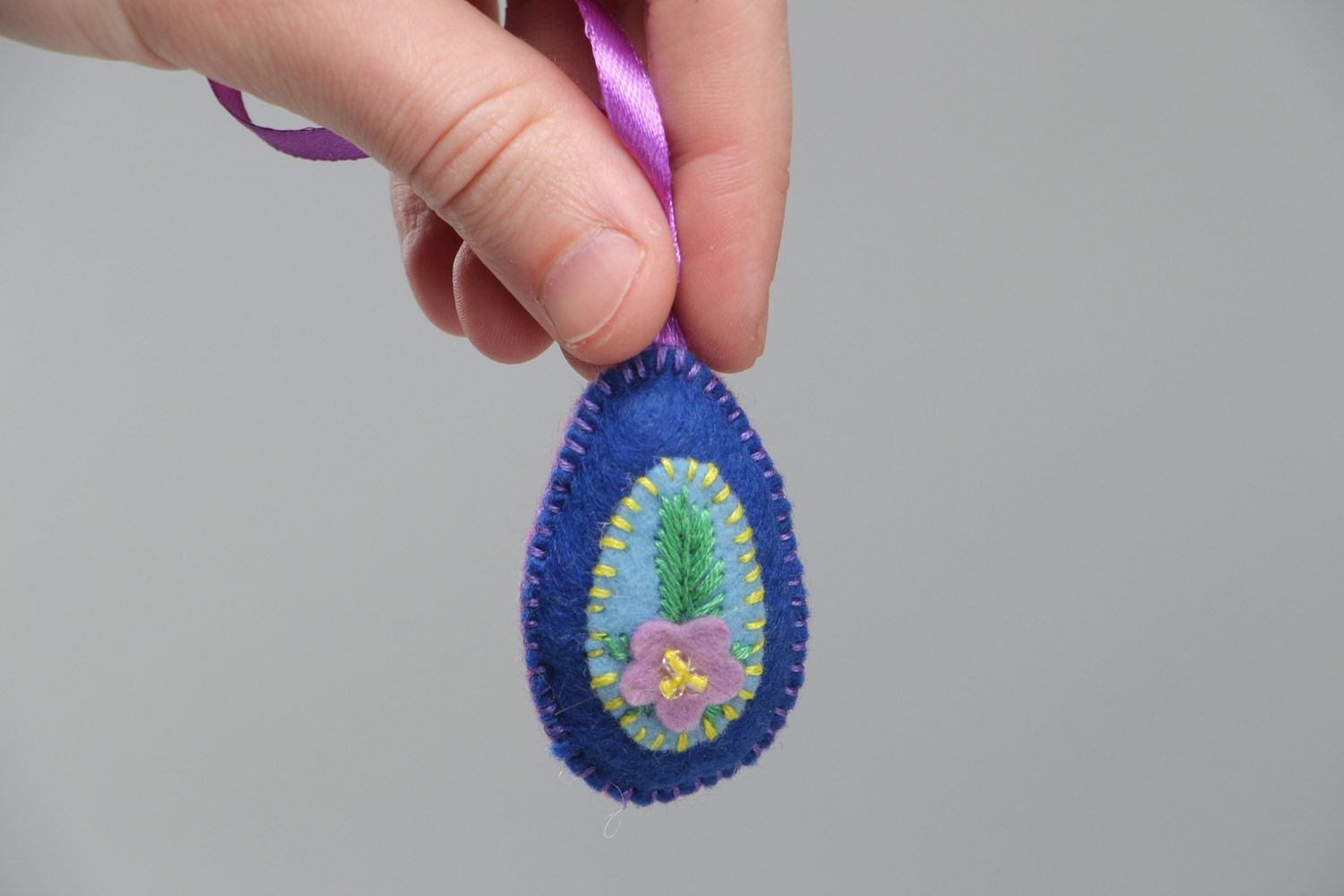 Small handmade decorative wall hanging Easter egg sewn of pink and blue felt photo 5