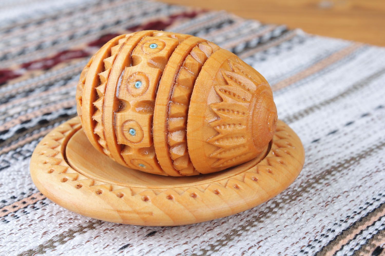 Oeuf de Pâques en bois original fait main petit traditionnel avec gravure photo 1