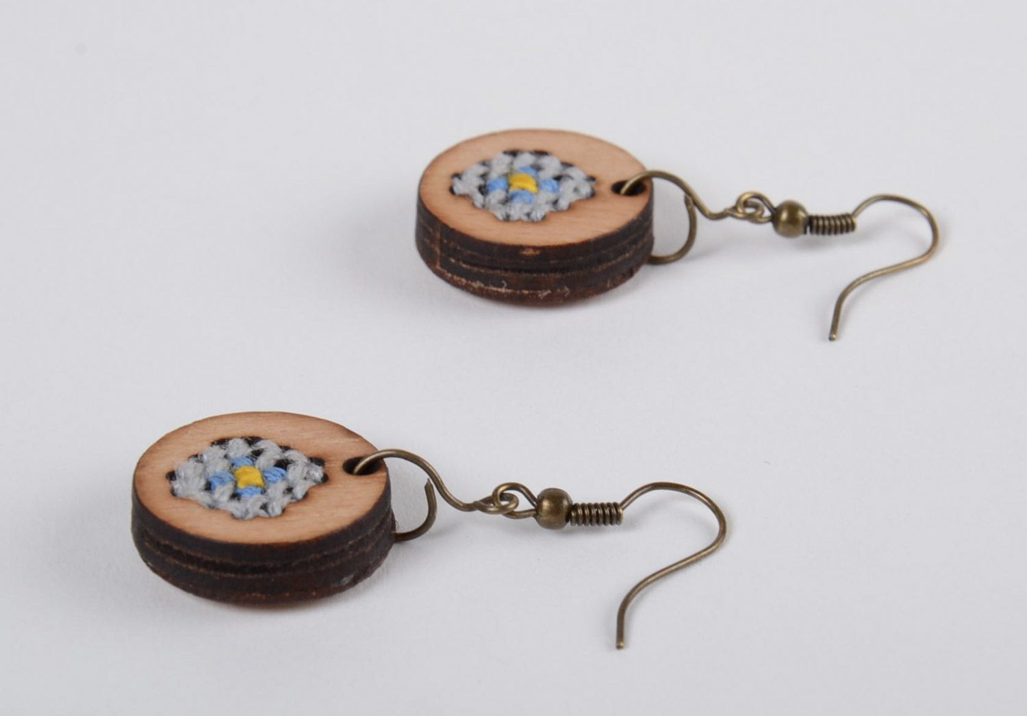 Kleine runde handgemachte künstlerische Ohrringe mit Stickerei aus Furnierholz foto 2