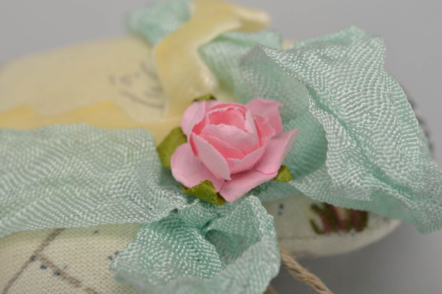 Suspension décorative cœur avec fleurs faite main textile aromatisée molle photo 5