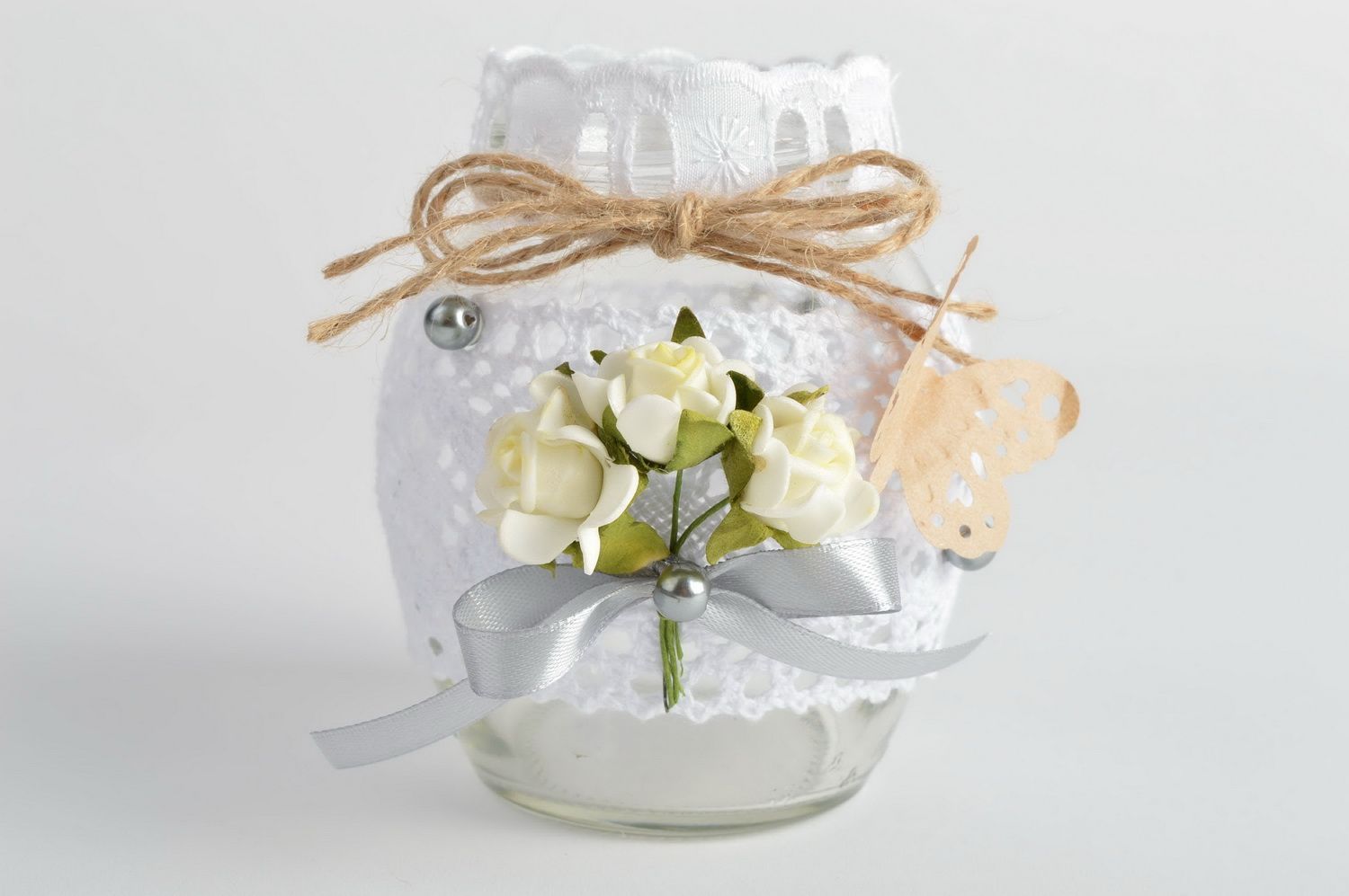 Стеклянная ваза для цветов в виде банки украшенной кружевом хэнд мэйд с декором фото 2