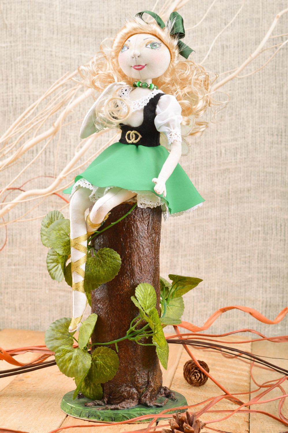 Schöne künstlerische Puppe aus Stoff und Spitze handmade für Haus auf Baumstumpf  foto 5