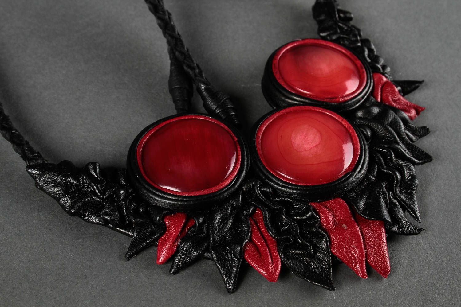 Collier cuir design Bijou fait main en corne rouge Accessoire pour femme photo 4