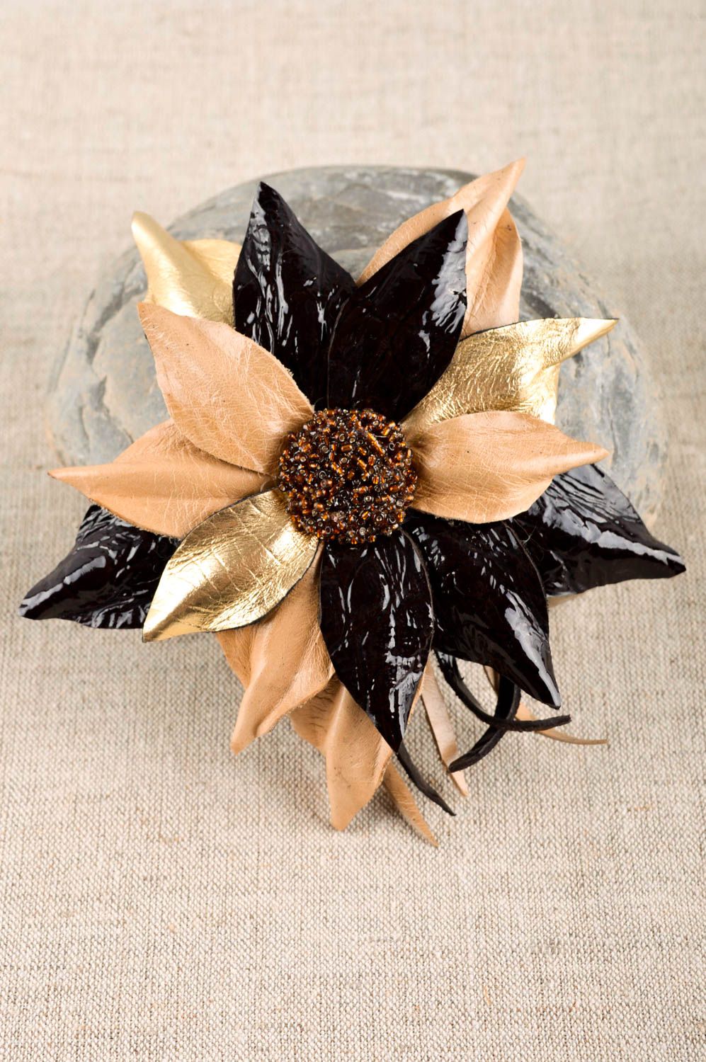 Broche fleur Bijou fantaisie fait main Accessoire en cuir pour femme cadeau photo 1