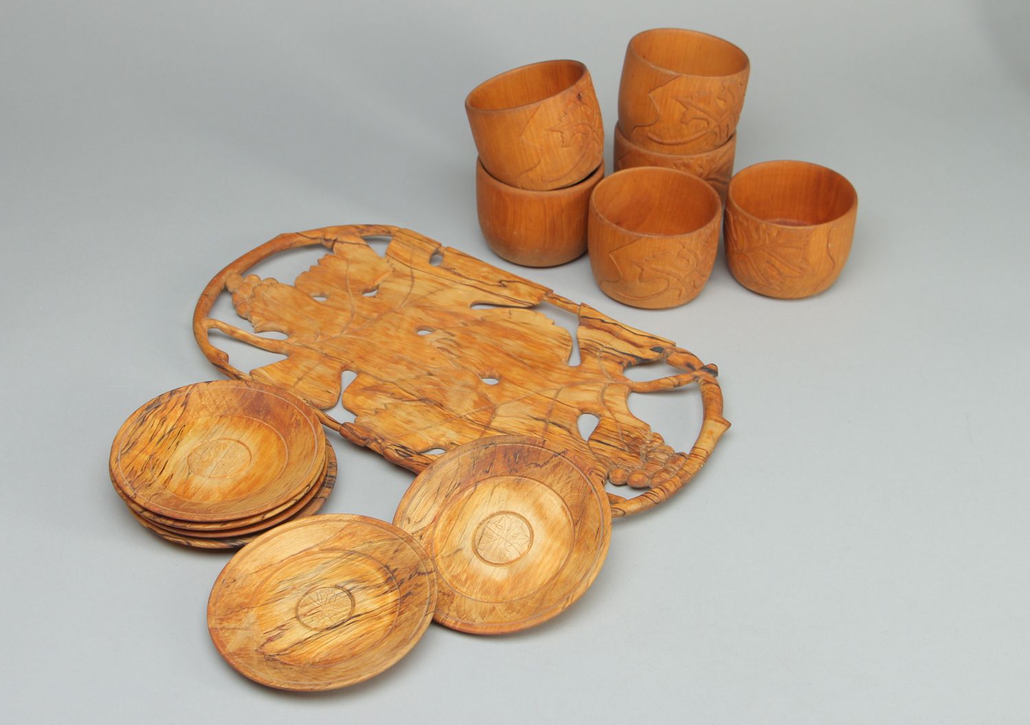 Деревянный набор посуды резной декоративный на подносе на 6 персон фото 2