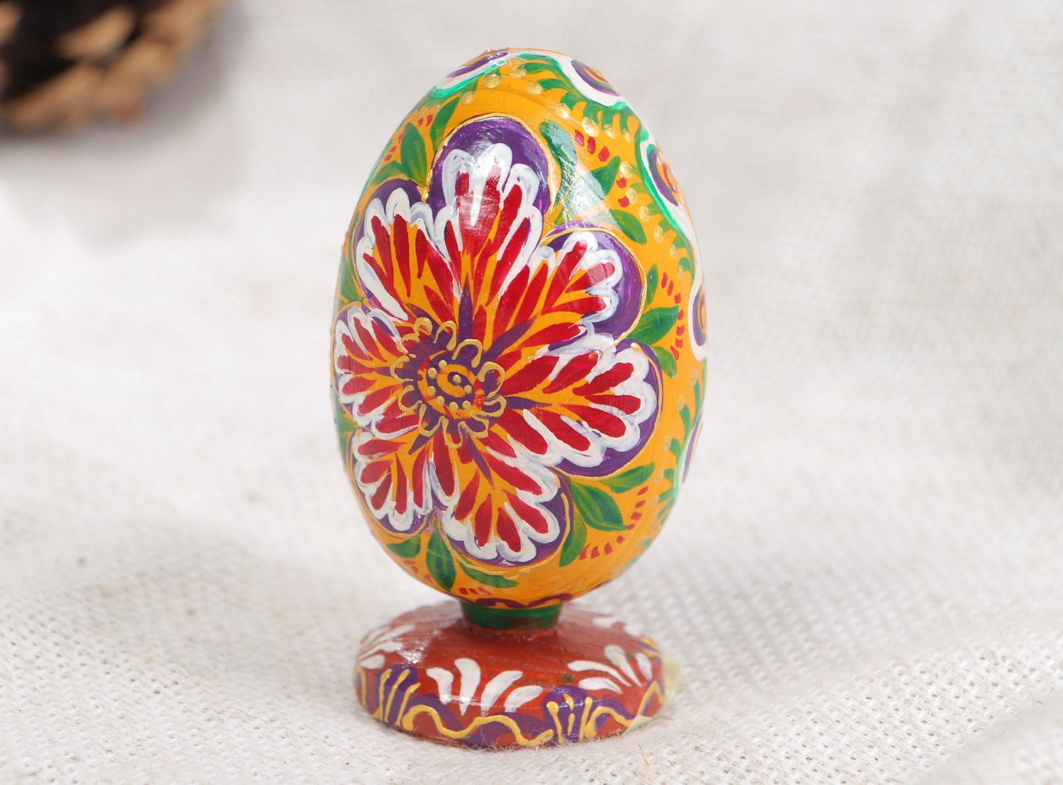 Huevo de Pascua de madera pintado barnizado en soporte artesanal Vida florece foto 1