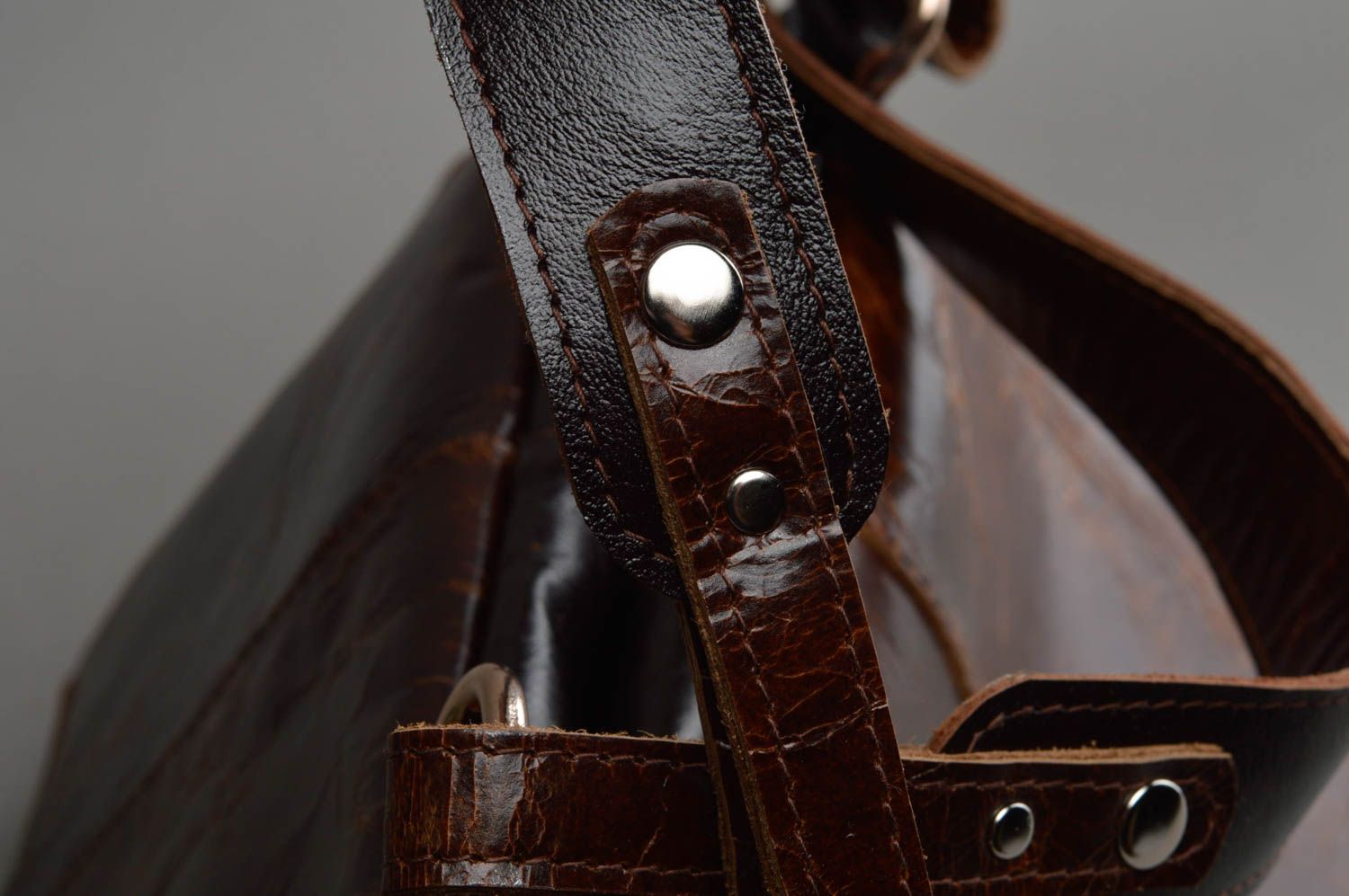Braune Leder Tasche mit langem Riemen stilvoll schön künstlerische Handarbeit foto 2