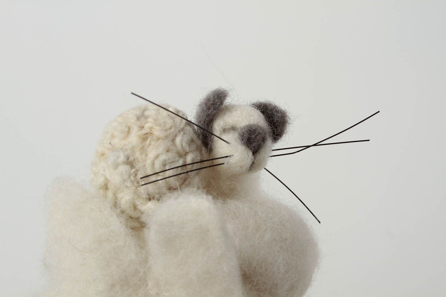 Juguete artesanal muñeco de peluche regalo original Angelito blanco con gato foto 4