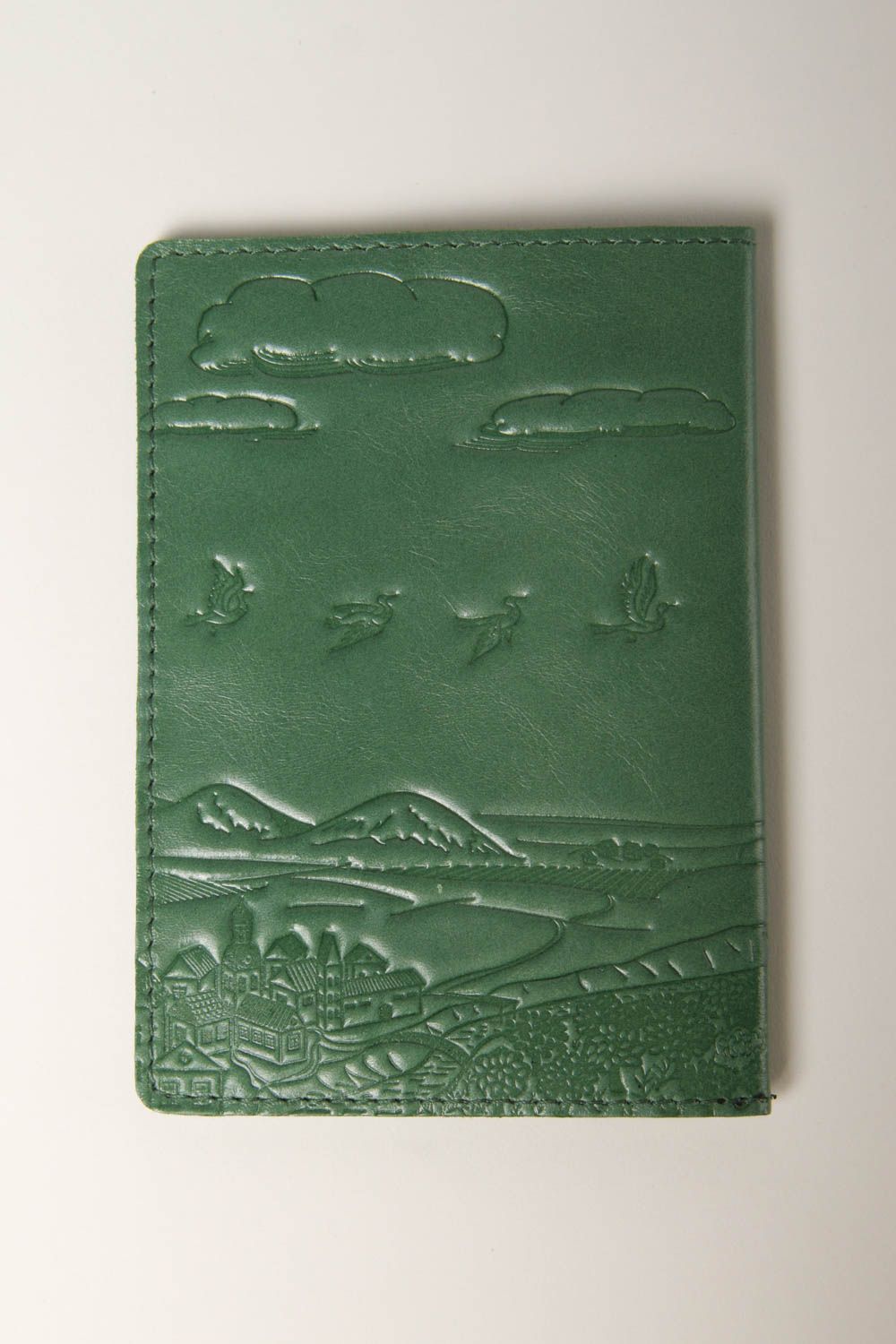 Необычный подарок ручной работы зеленая обложка на паспорт кожаный аксессуар фото 3