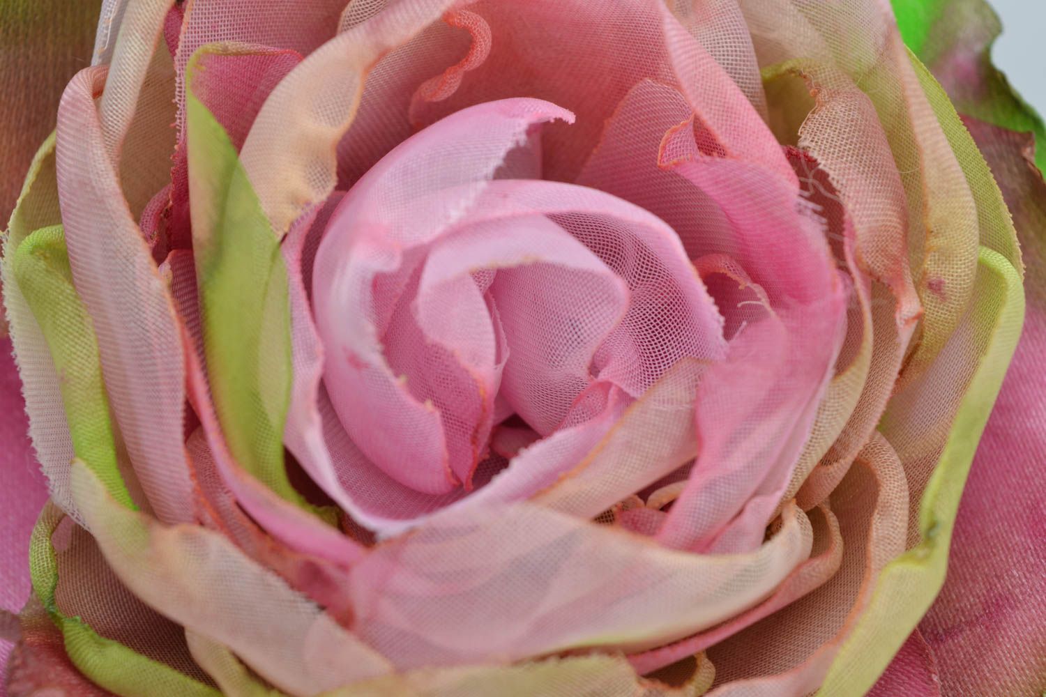 Цветок для волос из органзы и шелка розовый с переливами в технике батик фото 3