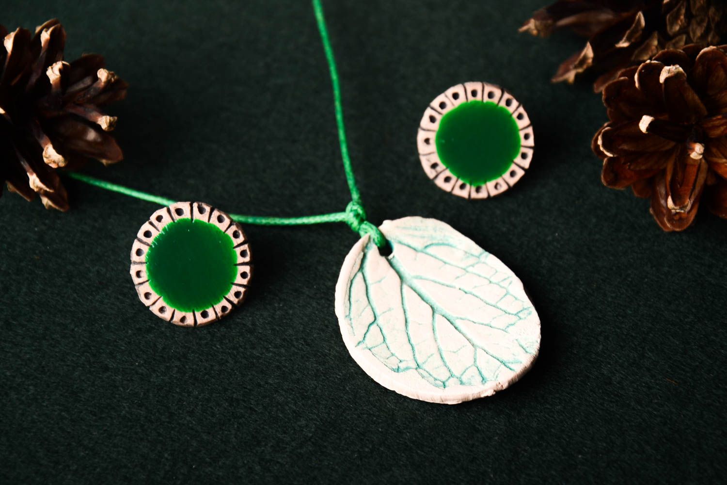 Зеленые украшения ручной работы авторские серьги гвоздики подвеска из глины фото 1