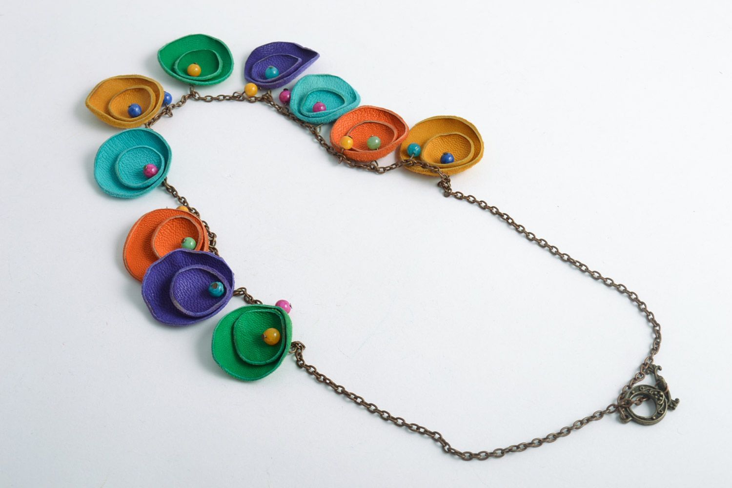 Красивое кожаное ожерелье с подвесками разноцветное с самоцветами ручной работы фото 5