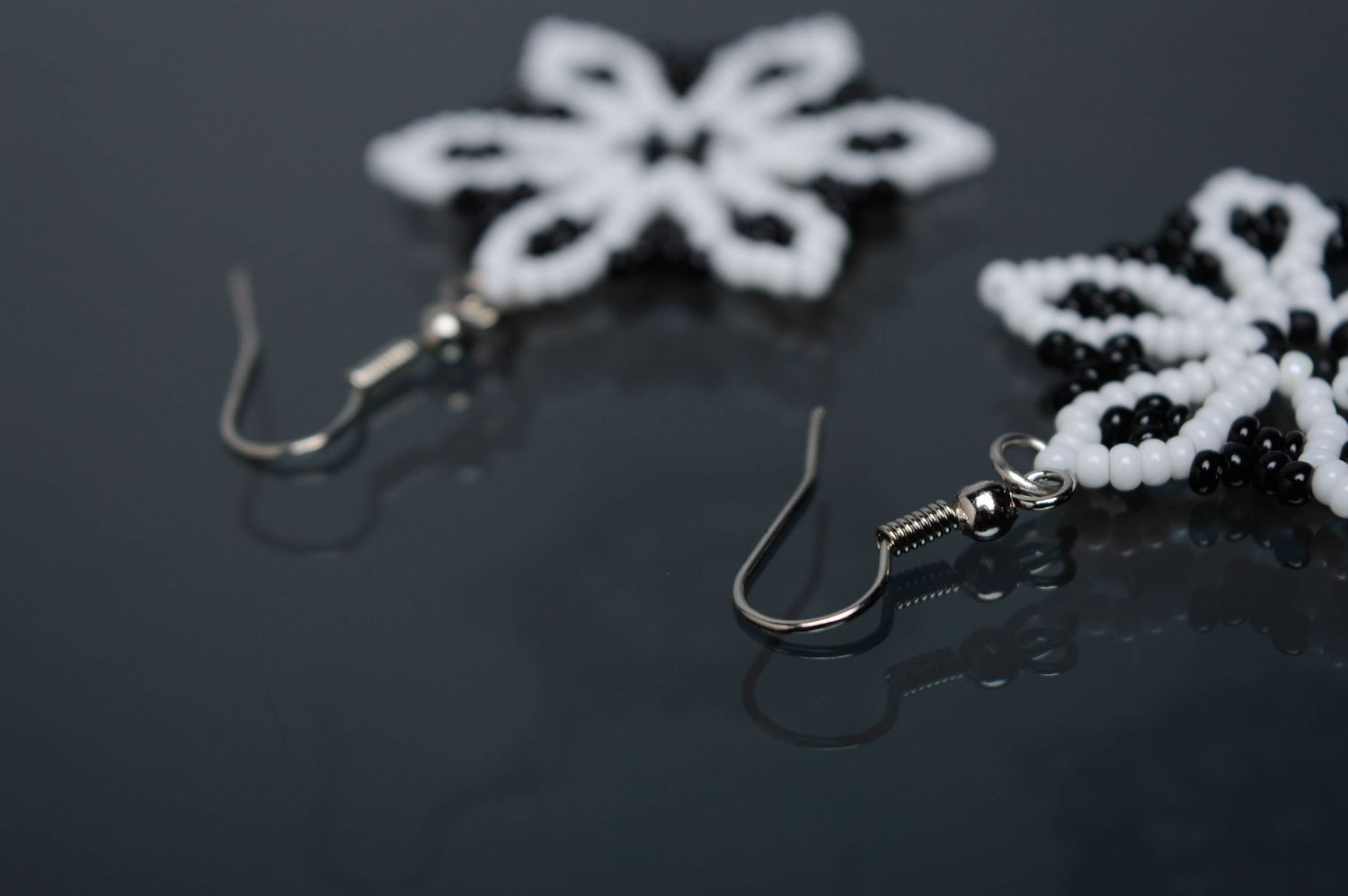 Black and white beaded earrings photo 5