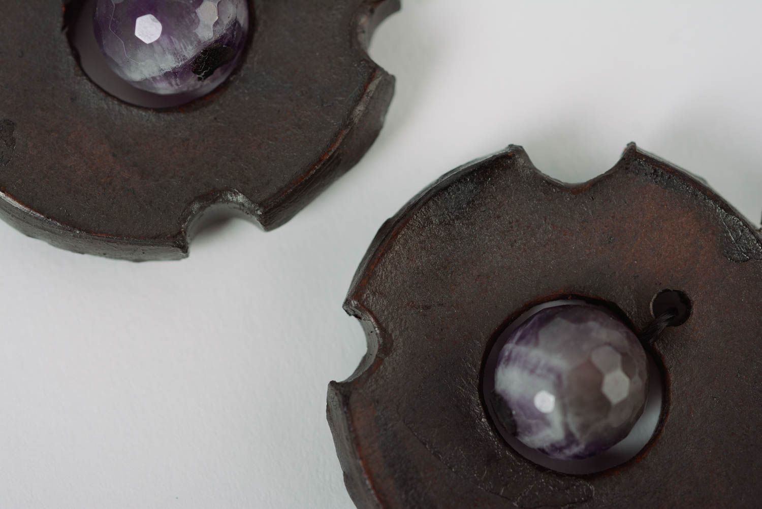 Handgemachte runde Ohrringe aus Ton mit Emaille bemalt in Braun für Damen foto 5