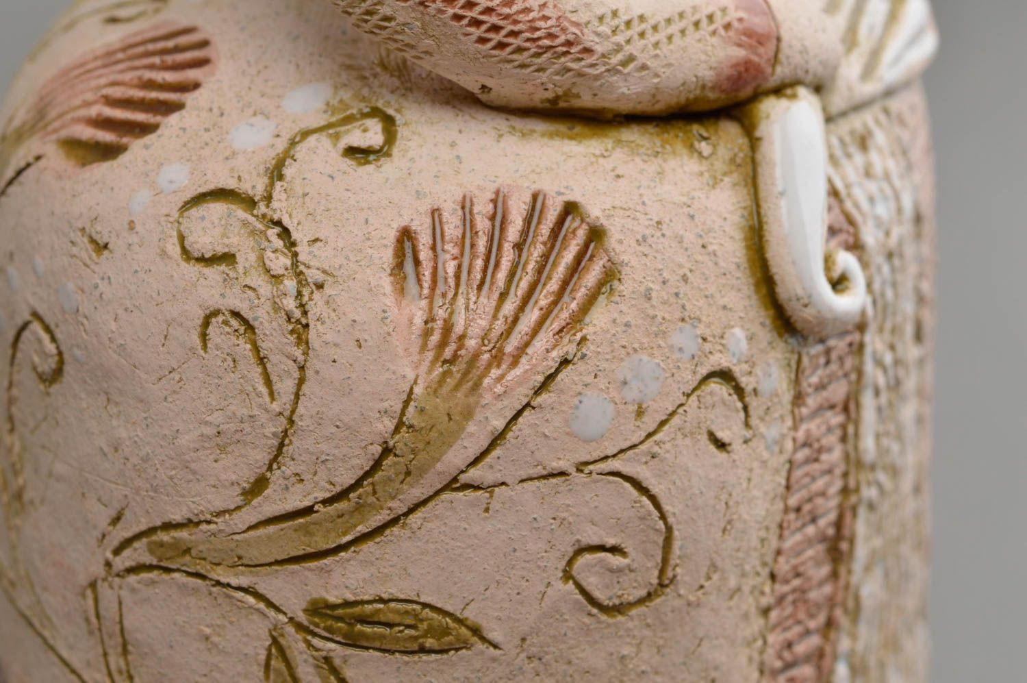 Статуэтка из шамотной глины ручной работы в виде кошки расписанная глазурью фото 5
