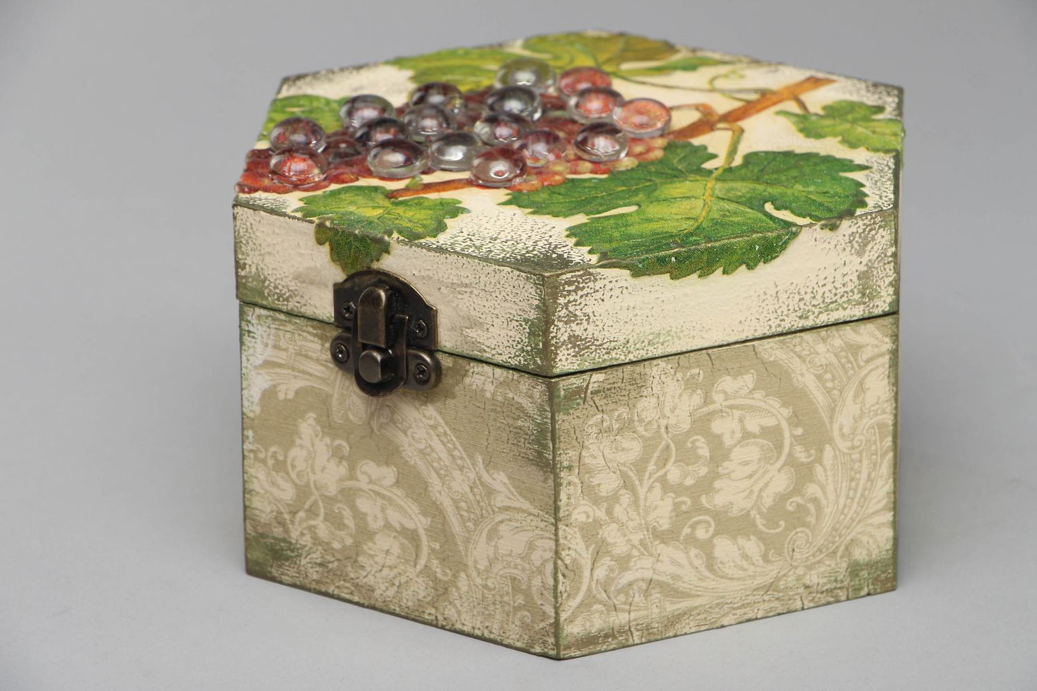 Caja de madera decorada con decoupage foto 1