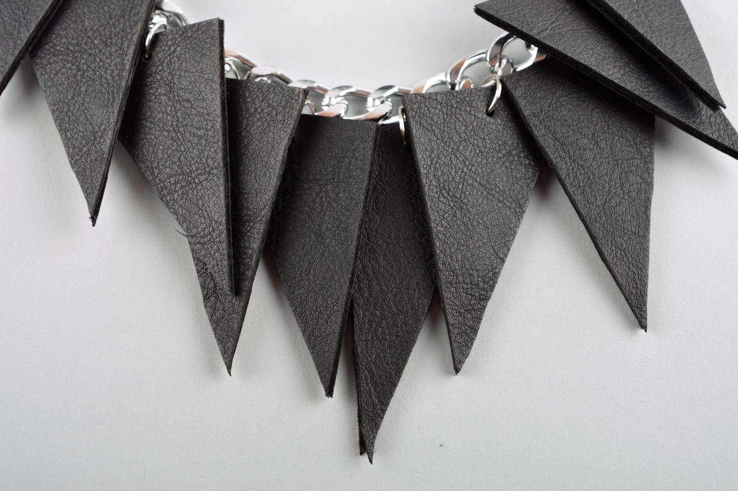 Collier métal cuir noir Bijou fait main design original Accessoire femme photo 3
