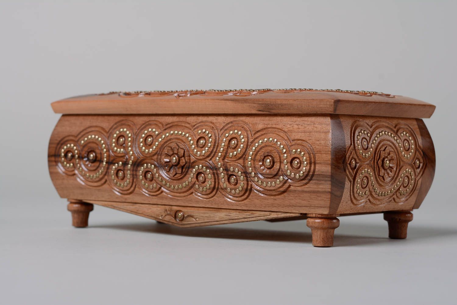 Joyero artesanal tallado de madera con bakuntes incrustados foto 3
